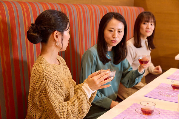 自宅でおいしい紅茶を淹れるには？　「紅茶花伝」担当者が教える「おいしい紅茶の淹れ方＆無糖紅茶のフードペアリング」