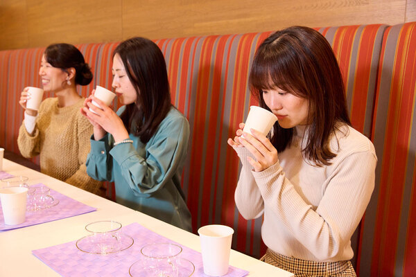 自宅でおいしい紅茶を淹れるには？　「紅茶花伝」担当者が教える「おいしい紅茶の淹れ方＆無糖紅茶のフードペアリング」