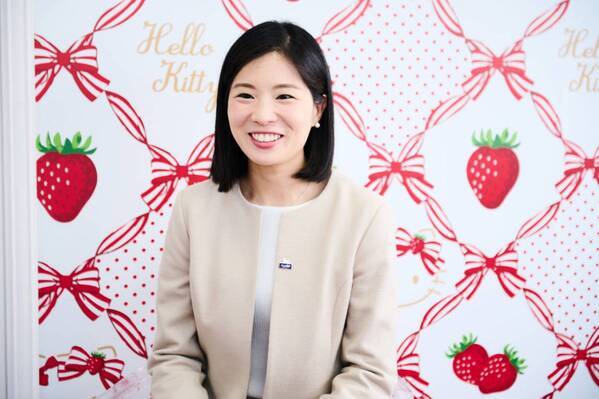 世界中に笑顔を届ける“スマイルキャリ”。サンリオの社長室に務める女性の信念