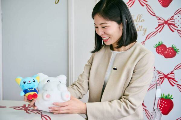 世界中に笑顔を届ける“スマイルキャリ”。サンリオの社長室に務める女性の信念