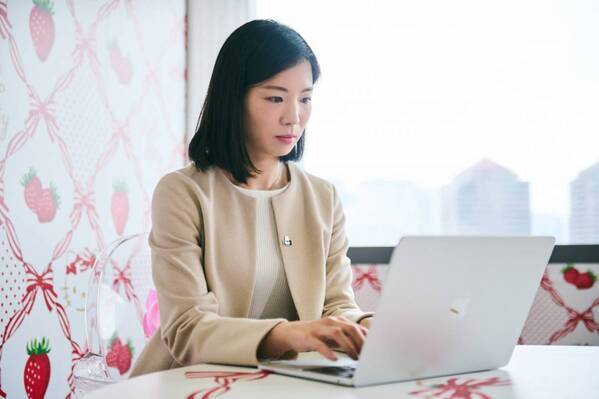 世界中に笑顔を届ける“スマイルキャリ”。サンリオの社長室に務める女性の信念