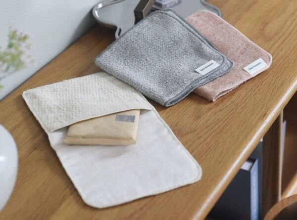 ナプキンをこっそり持ち運び。bon moment、綿100％のシンプルな「ポケット付きハンカチ」新発売