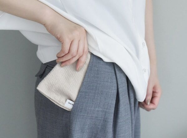 ナプキンをこっそり持ち運び。bon moment、綿100％のシンプルな「ポケット付きハンカチ」新発売