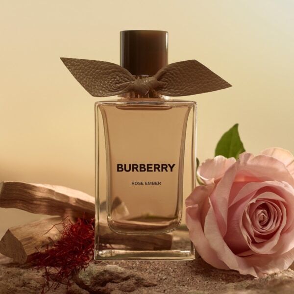 自然の強さと繊細さを纏う、バーバリーの2つの新作フレグランスが誕生！