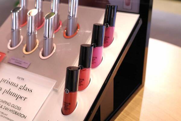 アルマーニ ビューティから新作クッションファンデがデビュー！　真珠のテリのようなツヤ美肌に