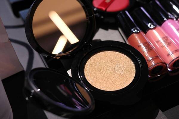 アルマーニ ビューティから新作クッションファンデがデビュー！　真珠のテリのようなツヤ美肌に