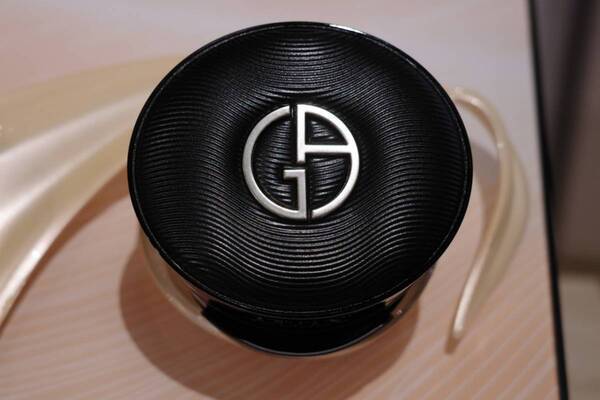 アルマーニ ビューティから新作クッションファンデがデビュー！　真珠のテリのようなツヤ美肌に