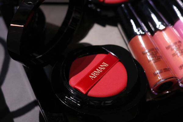 アルマーニ ビューティから新作クッションファンデがデビュー！　真珠のテリのようなツヤ美肌に