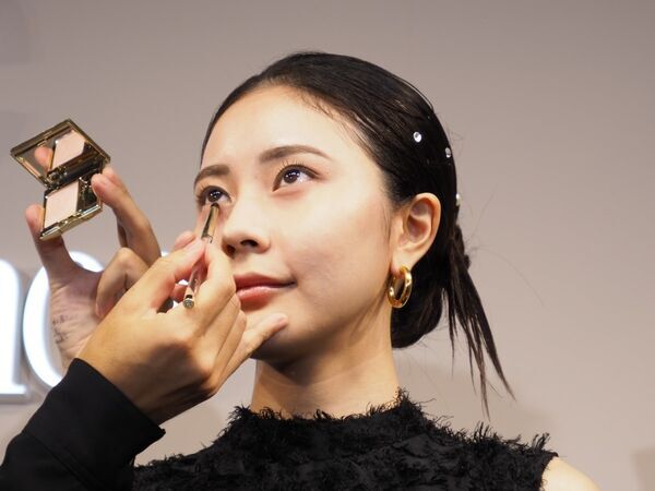 エレガンスから全18色の単色アイシャドウが新登場！ 指先を美しく見せるネイルカラーも発売