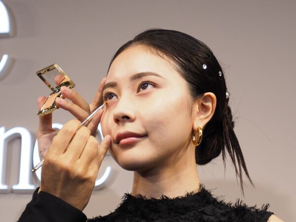 エレガンスから全18色の単色アイシャドウが新登場！ 指先を美しく見せるネイルカラーも発売