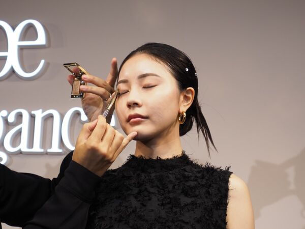 エレガンスから全18色の単色アイシャドウが新登場！ 指先を美しく見せるネイルカラーも発売