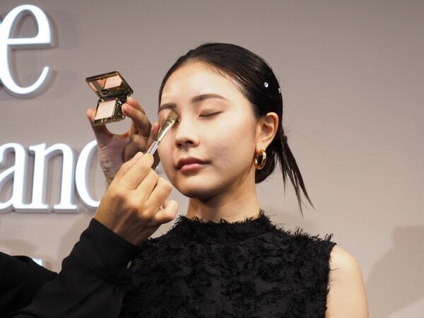 エレガンスから全18色の単色アイシャドウが新登場！ 指先を美しく見せるネイルカラーも発売