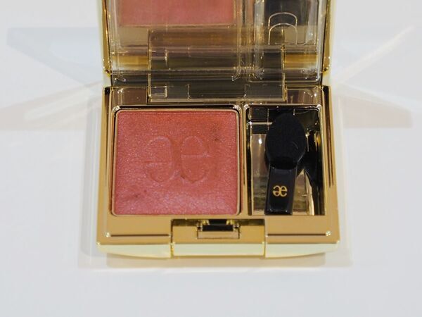 エレガンスから全18色の単色アイシャドウが新登場！ 指先を美しく見せるネイルカラーも発売