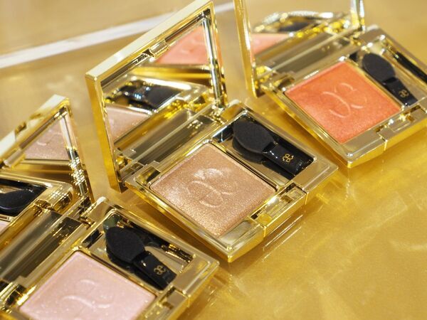 エレガンスから全18色の単色アイシャドウが新登場！ 指先を美しく見せるネイルカラーも発売