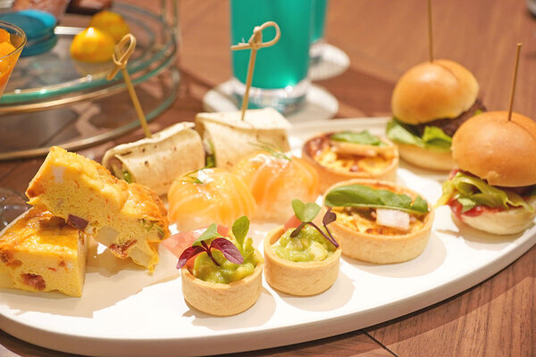 世界を旅した気分に！　夏の女子会にぴったりな「Trip.com×メルキュール東京日比谷」コラボのサマーアフタヌーンティー