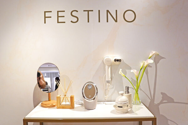 ヘアアイロンはもう不要!?　「乾かす＆セット」を1台で完結、新発想のFESTINO「ツヤニュアンス ドライヤー」がズボラ女子に最適