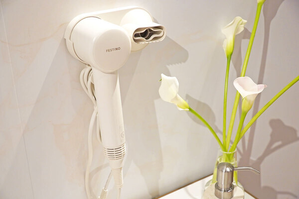 ヘアアイロンはもう不要!?　「乾かす＆セット」を1台で完結、新発想のFESTINO「ツヤニュアンス ドライヤー」がズボラ女子に最適