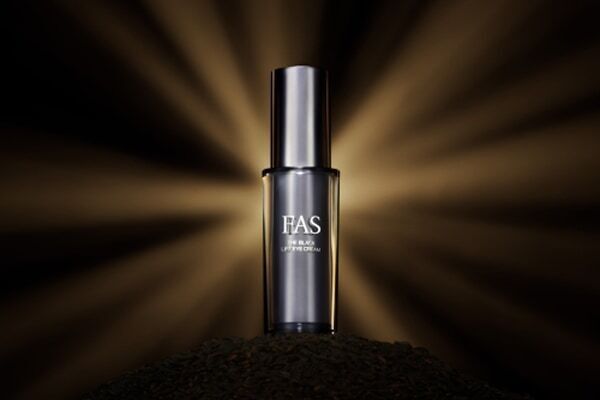 発酵エイジングケアブランドのFASに、大人の目元に全方位アプローチするアイクリームが登場