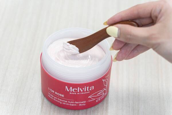 プルプル二の腕が気になる人に！　メルヴィータの引き締め成分配合「ロルロゼ」シリーズで夏のボディメイクを