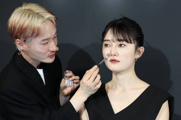 KATEの「陰影メイク」をグローバルに発信！　ヘアメイクアップアーティスト GENSEIがメイク術を披露