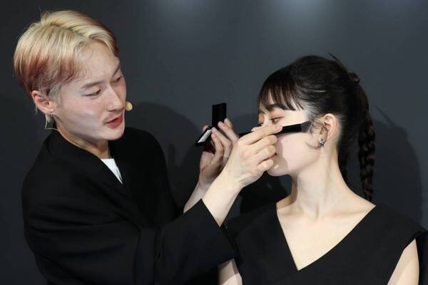 KATEの「陰影メイク」をグローバルに発信！　ヘアメイクアップアーティスト GENSEIがメイク術を披露