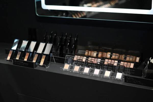 KATEの「陰影メイク」をグローバルに発信！　ヘアメイクアップアーティスト GENSEIがメイク術を披露