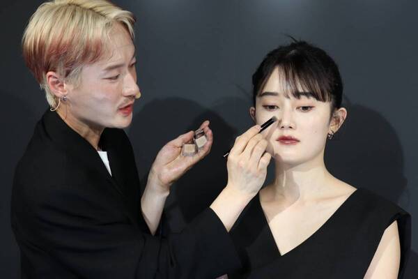 KATEの「陰影メイク」をグローバルに発信！　ヘアメイクアップアーティスト GENSEIがメイク術を披露