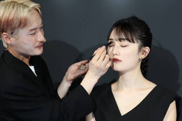 KATEの「陰影メイク」をグローバルに発信！　ヘアメイクアップアーティスト GENSEIがメイク術を披露