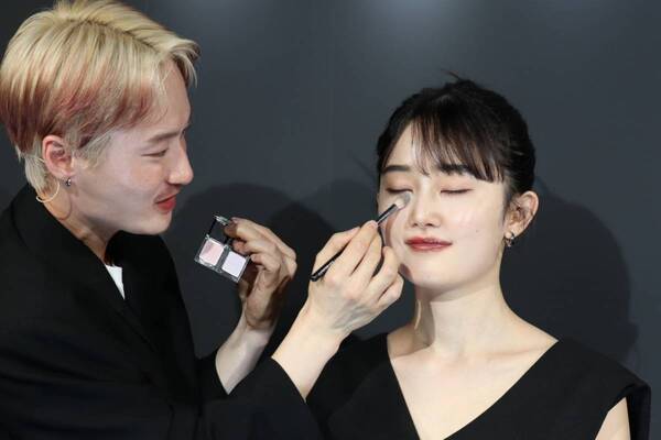 KATEの「陰影メイク」をグローバルに発信！　ヘアメイクアップアーティスト GENSEIがメイク術を披露