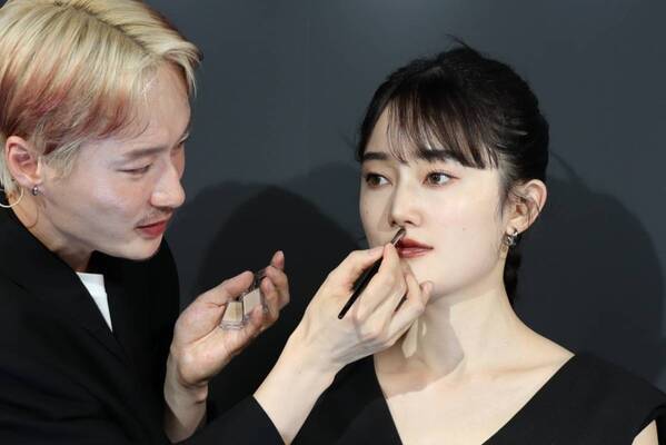 KATEの「陰影メイク」をグローバルに発信！　ヘアメイクアップアーティスト GENSEIがメイク術を披露