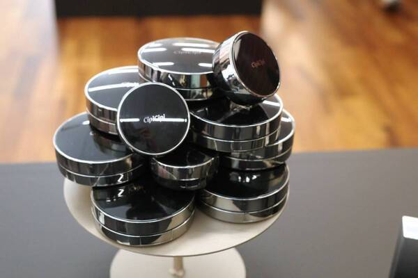 「CipiCipi」ブランドアンバサダーに「NCT WISH」が就任！　“崩れない”クッションファンデタワー作りにチャレンジ