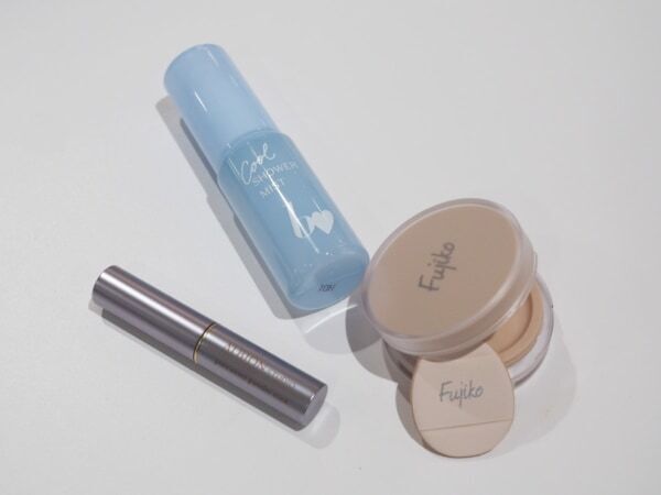 ミニバッグでおしゃれに楽しみたい夏。コスメオタクのマストアイテムは？　ポーチの中身をチェック！