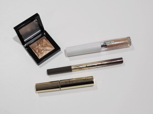 ミニバッグでおしゃれに楽しみたい夏。コスメオタクのマストアイテムは？　ポーチの中身をチェック！