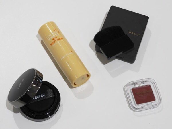 ミニバッグでおしゃれに楽しみたい夏。コスメオタクのマストアイテムは？　ポーチの中身をチェック！