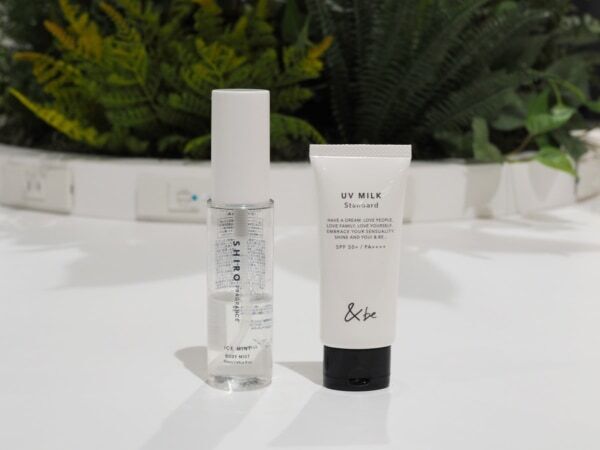 ミニバッグでおしゃれに楽しみたい夏。コスメオタクのマストアイテムは？　ポーチの中身をチェック！