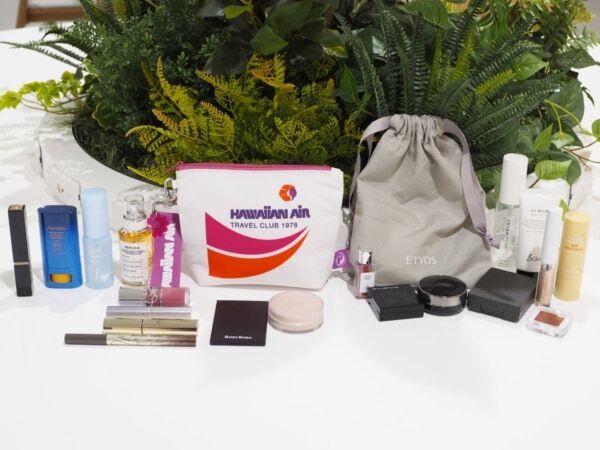 ミニバッグでおしゃれに楽しみたい夏。コスメオタクのマストアイテムは？　ポーチの中身をチェック！