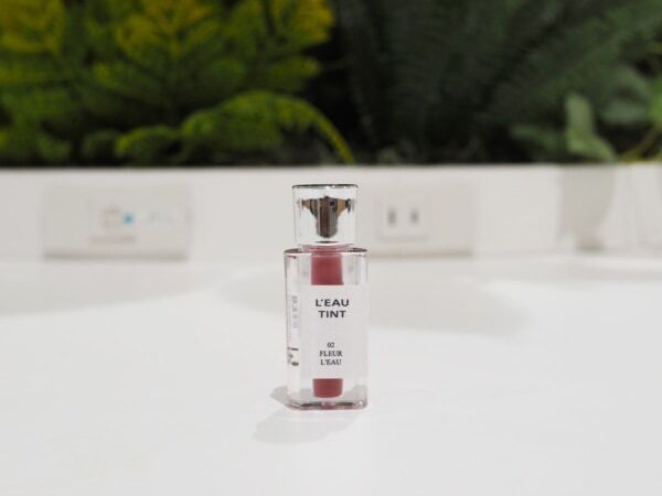 ミニバッグでおしゃれに楽しみたい夏。コスメオタクのマストアイテムは？　ポーチの中身をチェック！