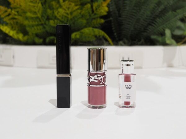 ミニバッグでおしゃれに楽しみたい夏。コスメオタクのマストアイテムは？　ポーチの中身をチェック！