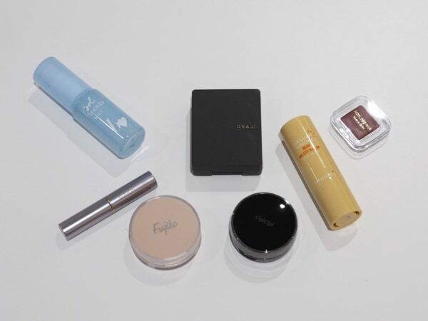 ミニバッグでおしゃれに楽しみたい夏。コスメオタクのマストアイテムは？　ポーチの中身をチェック！