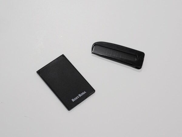 ミニバッグでおしゃれに楽しみたい夏。コスメオタクのマストアイテムは？　ポーチの中身をチェック！