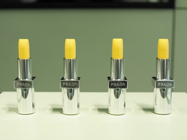 プラダ ビューティからバナナを連想させるイエローの新リップバームが誕生！　トライアングルロゴのハンドクリームも