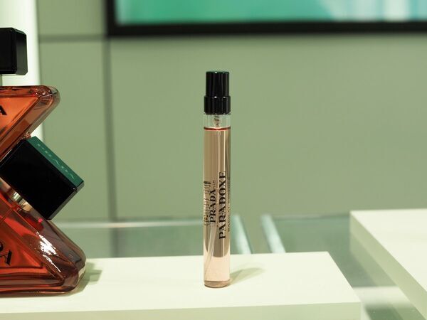 プラダ ビューティからバナナを連想させるイエローの新リップバームが誕生！　トライアングルロゴのハンドクリームも