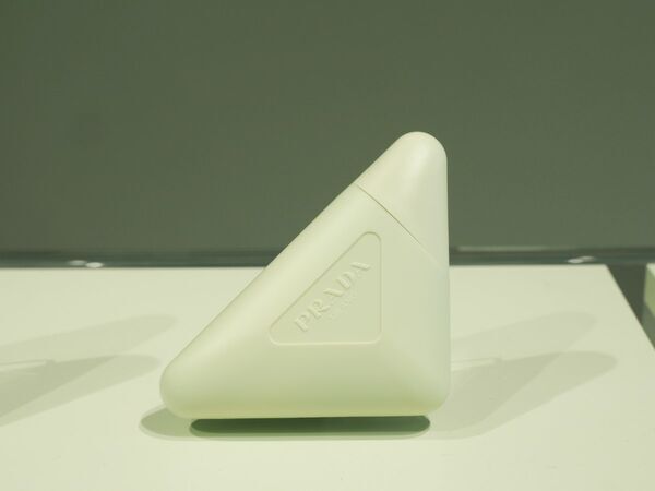 プラダ ビューティからバナナを連想させるイエローの新リップバームが誕生！　トライアングルロゴのハンドクリームも