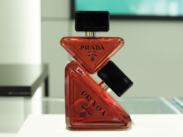 プラダ ビューティからバナナを連想させるイエローの新リップバームが誕生！　トライアングルロゴのハンドクリームも