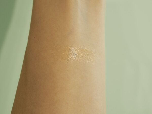 プラダ ビューティからバナナを連想させるイエローの新リップバームが誕生！　トライアングルロゴのハンドクリームも