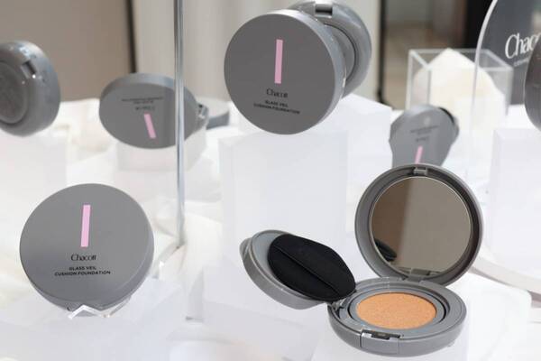 チャコット・コスメティクスからクッションファンデーション誕生！　光を味方に、自然なセミマット肌を演出
