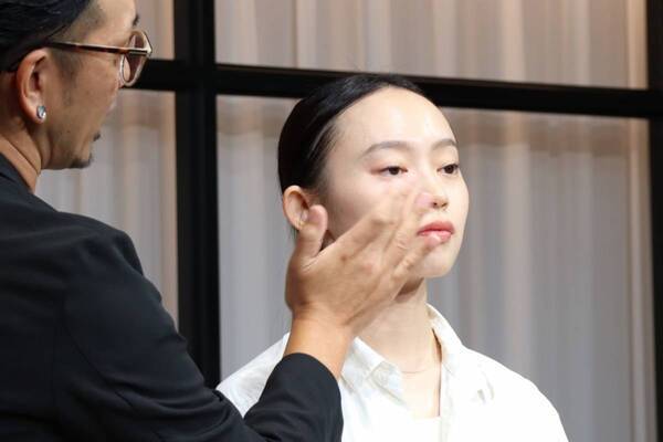 チャコット・コスメティクスからクッションファンデーション誕生！　光を味方に、自然なセミマット肌を演出