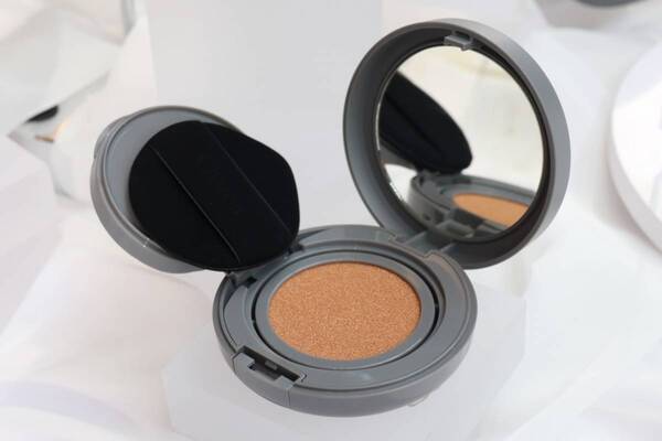 チャコット・コスメティクスからクッションファンデーション誕生！　光を味方に、自然なセミマット肌を演出