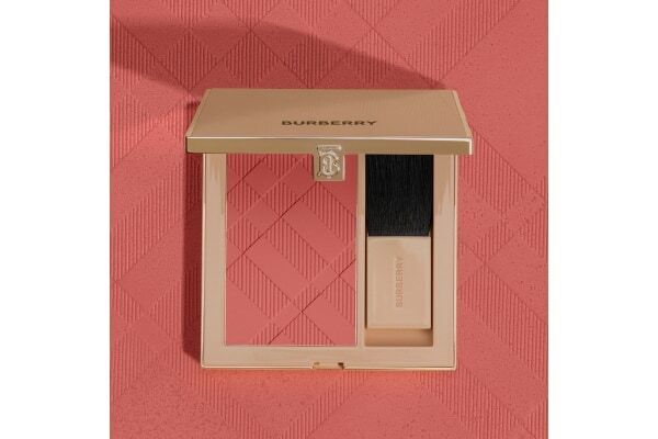 バーバリー ビューティから、自然な血色感の新ブラッシュと、艶やかな発色のリップスティック新色が登場