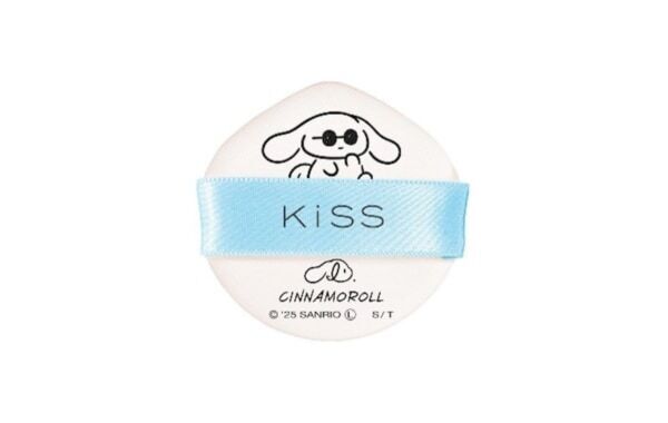 KiSSの薄膜ハイカバークッションファンデが、アイシナモロールとコラボした数量限定デザインで登場